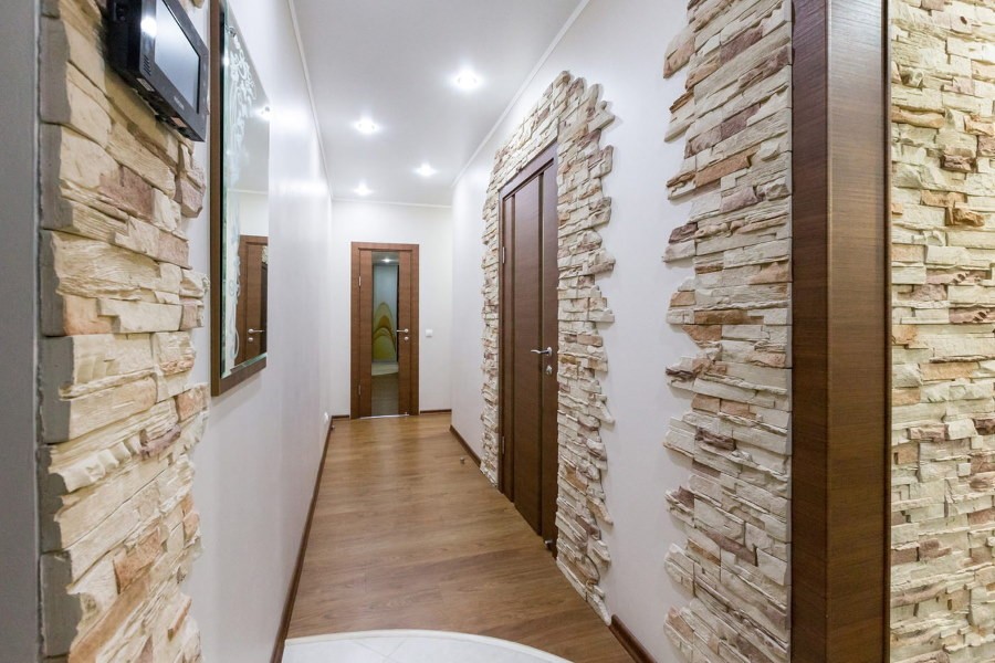 Декор искусственным камнем стен в узком коридоре