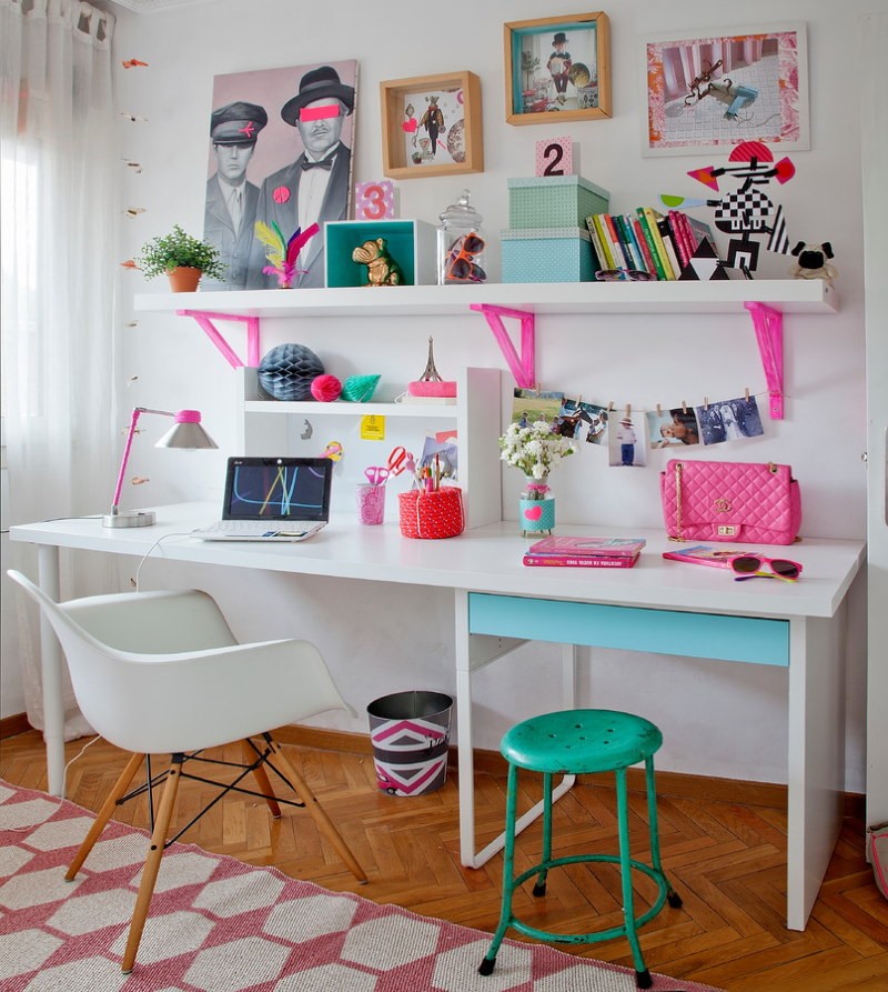 Рабочий стол для занятий творчеством в комнате девочки