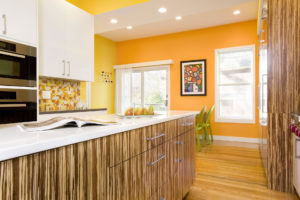 оранжевый цвет стен в кухне