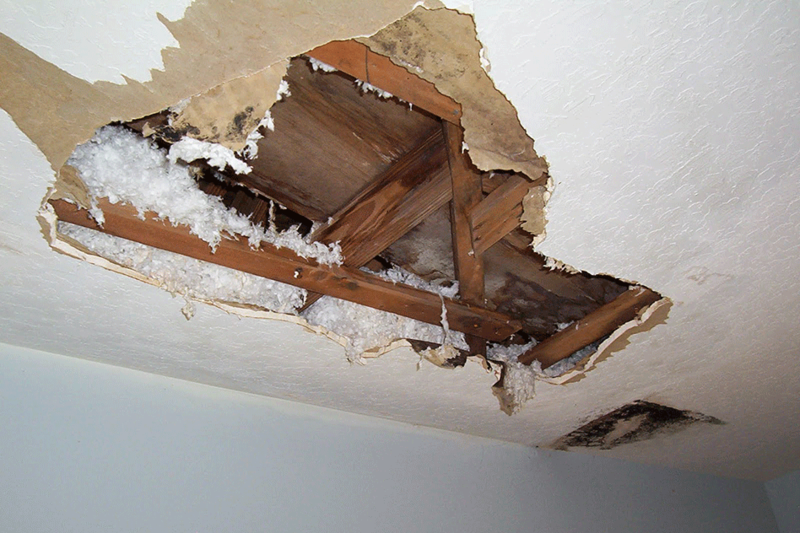 Ремонт потолка после протечки — восстановление отделки