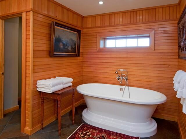 Использование деревянных панелей для отделки ванной комнаты