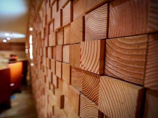 Внутренняя отделка стен деревянными панелями квадратной формы