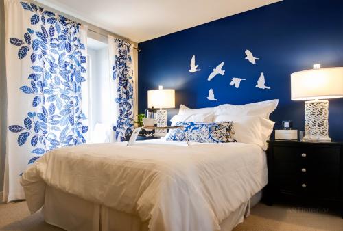 Серо голубые обои в спальне. Спальная комната в голубом цвете — варианты дизайна