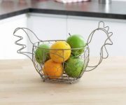 Kitchen decor in country style – decor items with chicken