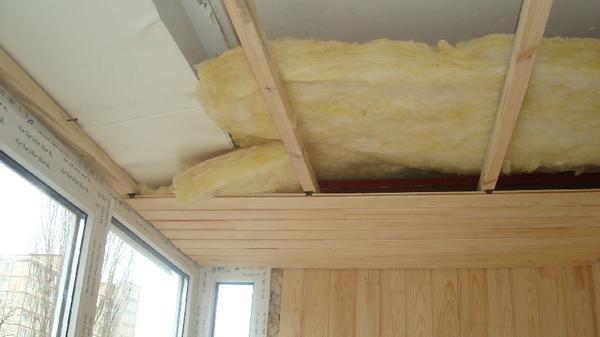 В настоящее время потолок можно утеплять различными материалами. К одним из них относится стекловата