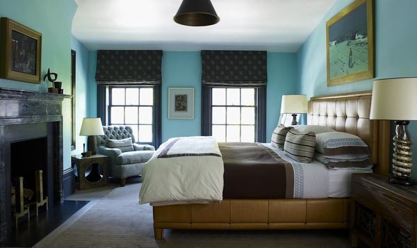 Стены бирюзового цвета в спальне хорошо дополняют черные шторы или занавески 