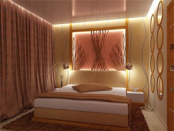 Боковая подсветка сделает темный натяжной потолок в спальне более светлым