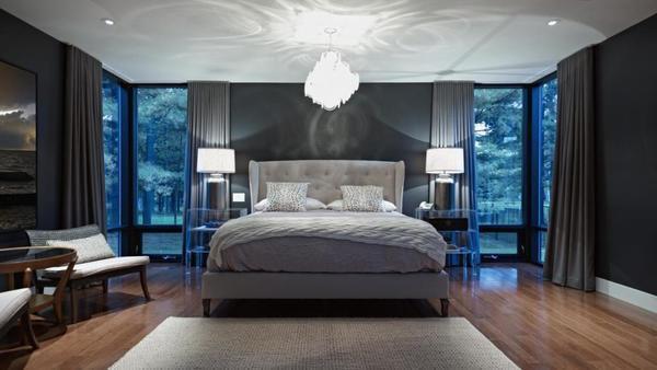 Базовое освещение в спальне обычно представлено потолочной люстрой. Такой вариант  должен быть функциональным и ненавязчивым