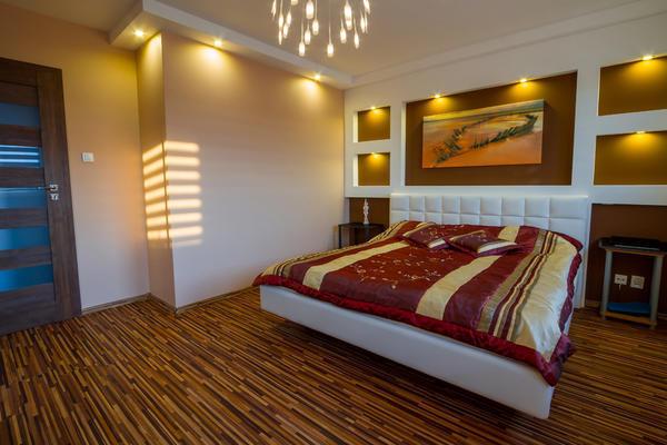 Небольшие точечные светильники, установленные на предметах мебели или деталях интерьера, позволят визуально увеличить высоту низкого потолка