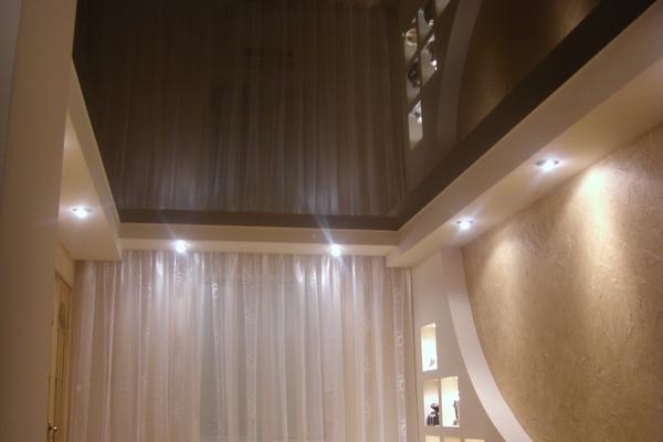 Глянцевый потолок вдвое увеличивает объем света, который отражается от люстры или прочих приборов