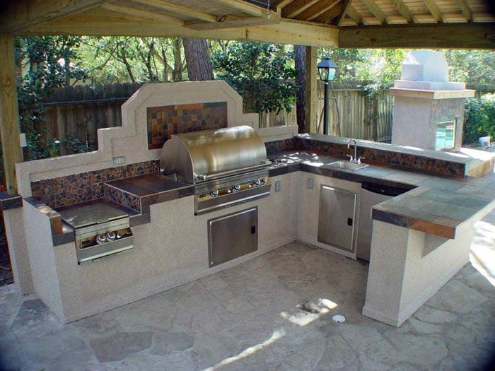 Печь — необязательный элемент летней кухни, но её установка существенно разнообразит меню домочадцев