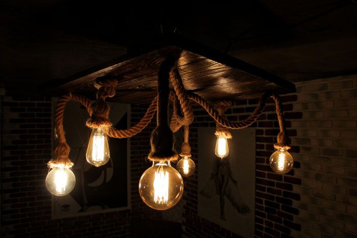 Канат, деревянная основа и разнокалиберные неяркие лампы — стильный светильник готов украсить собой интерьер