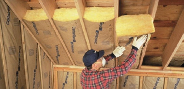 Как правильно утеплить потолок в деревянном доме