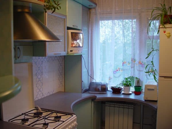 столик с широким подоконником в маленькой кухне