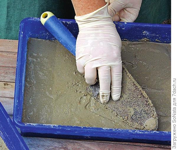 Для изготовления шаговых плит вам понадобится цементный раствор. Песчано-цементную смесь разведите водой и заполните ею гнущуюся форму слоем толщиной около 5 см. Разровняйте поверхность