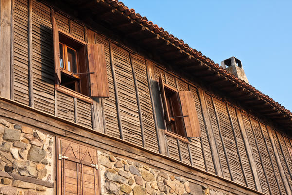 Фасад дома, отделанный рейкой из горбыля