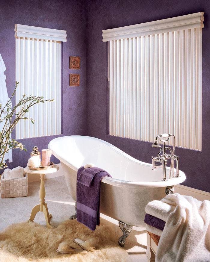 Красивый интерьер ванной комнаты с фиолетовыми стенами