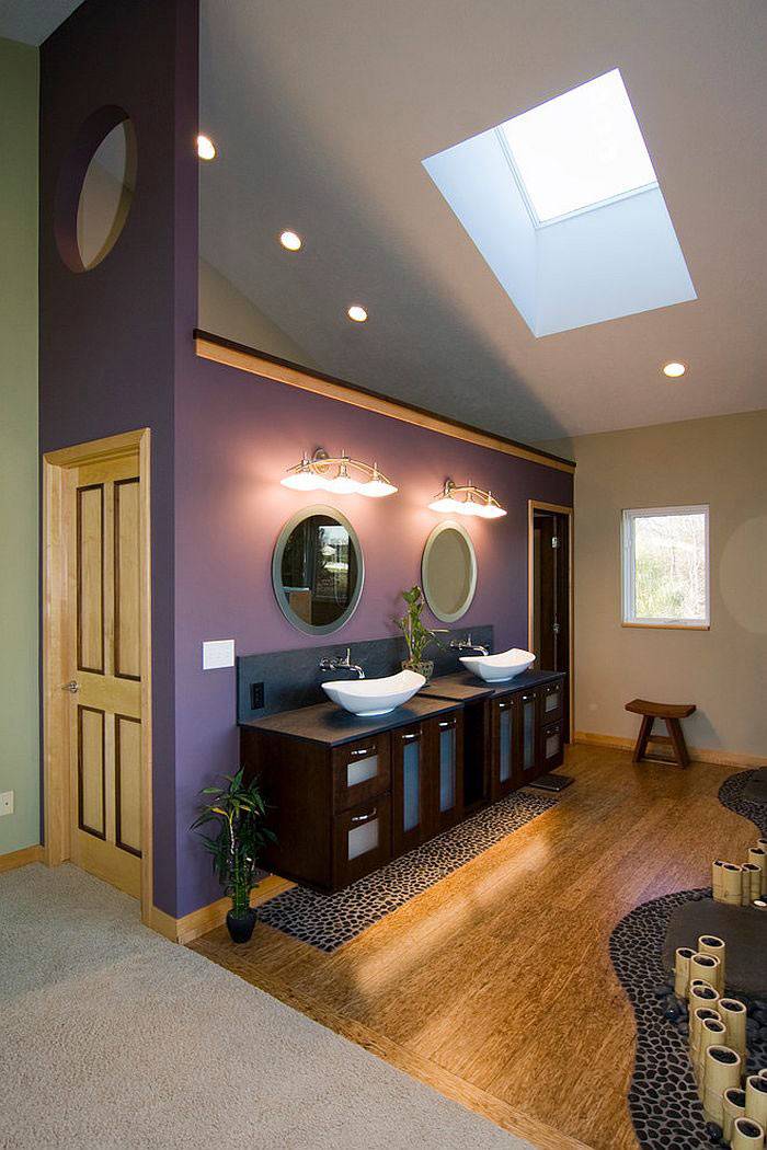 мансардная ванная комната фиолетового цвета