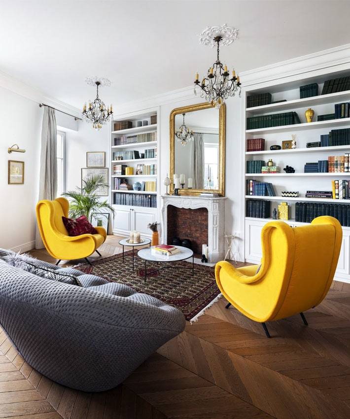 кресла желтого цвета в стиле ретро в доме
