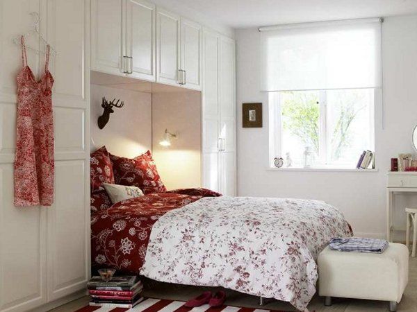 Спальня в белом цвете с красными акцентами
