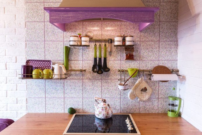 Фиолетовые акценты в интерьере кухни