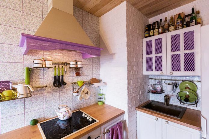 Фиолетовые акценты в интерьере кухни