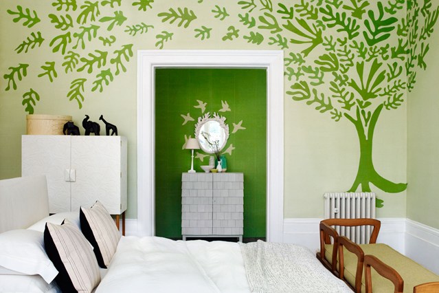 Зеленые вставки на стенах в детской