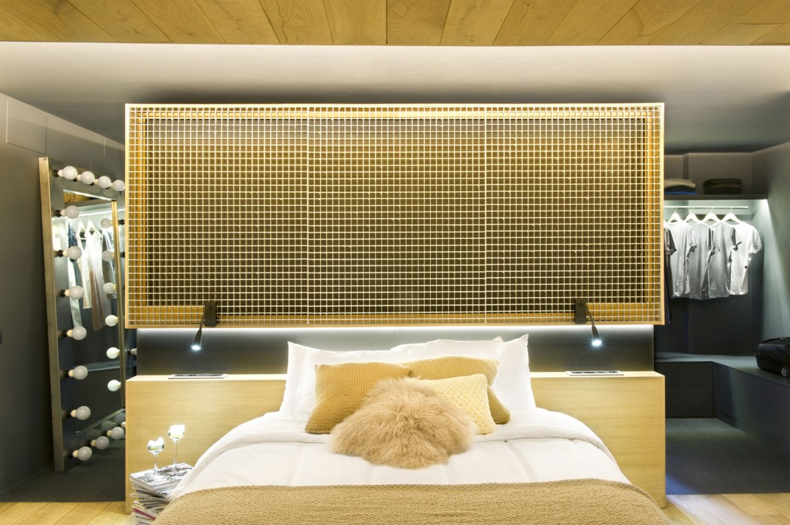 Красивые махровые подушки на кровати в спальни  в лофт-апартаментах