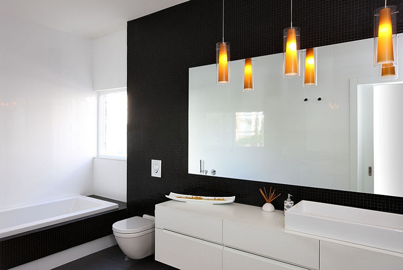 Яркие лампы в черно-белой ванной