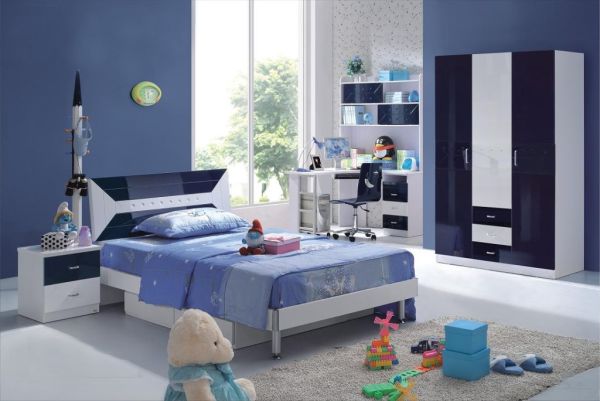 Чёрно-белый узор на нежно-голубом фоне детской спальни