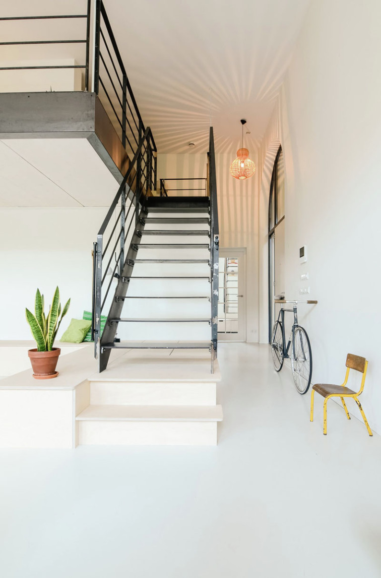 Интерьер двухуровневой квартиры: лестница в гостиной