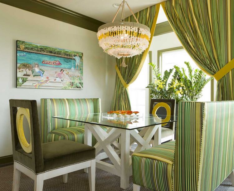 яркие оливковый цвет штор в дизайне гостиной