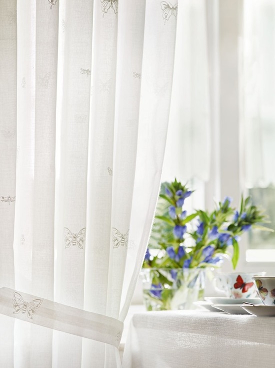 белые тонкие шторы в стиле прованс на кухне