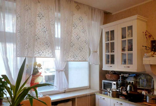 рулооные шторы с тюлем в кухне