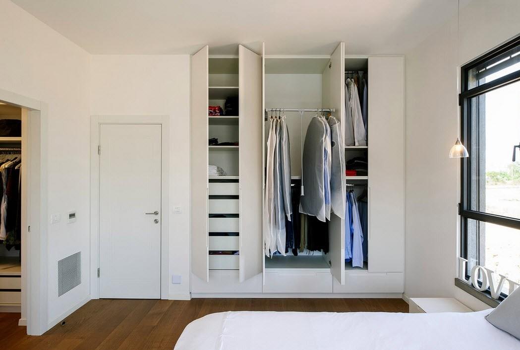 Спальня, где совмещена ванная комната и гардеробная, в обычных квартирах встречается достаточно редко 