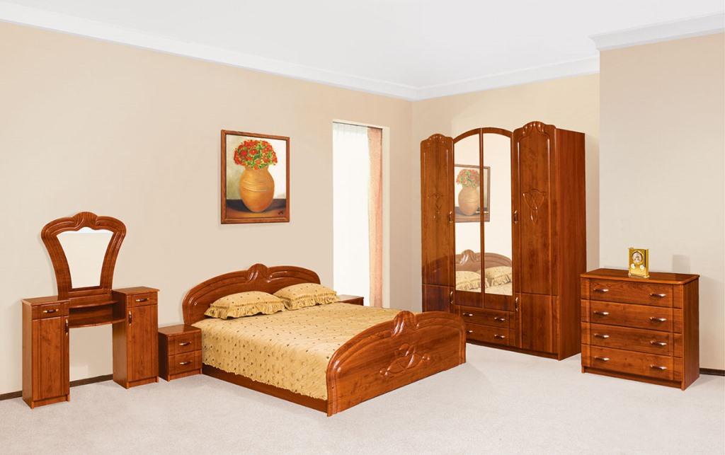 Стандартный мебельный гарнитур для спальной комнаты небольших размеров включает в себя следующие предметы: кровать, шкаф, тумбочки и столик с зеркалом