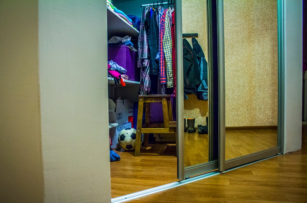Скрыть гардеробную комнату в нише можно путем установки раздвижных дверей или занавески 