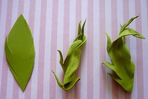 Для изготовления листьев можно использовать фоамиран, поскольку он пластичный и может принимать любую форму