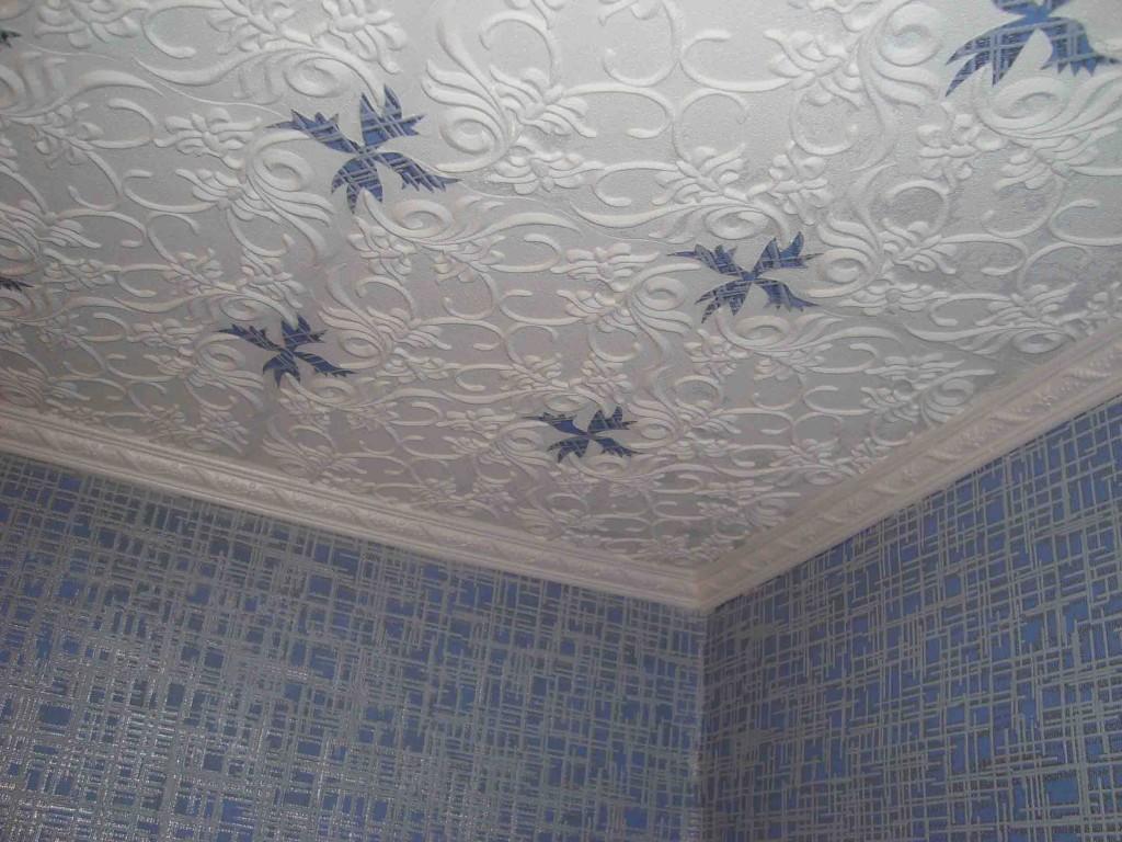 ПВХ-плитка – один из наиболее экономных вариантов для отделки потолка, но в то же время, создающий широкие возможности для декорирования