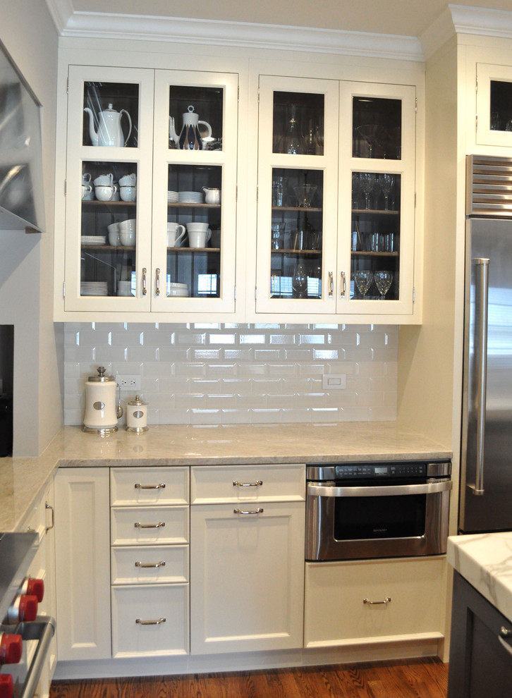 Встроенная микроволновая печь в стильном интерьере классической белой кухни