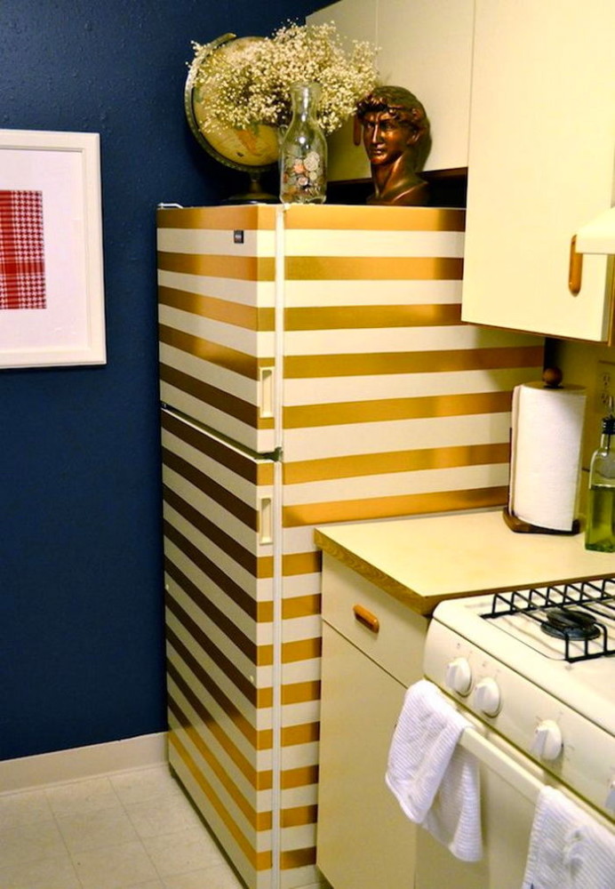 Полосатый холодильник в интерьере кухни