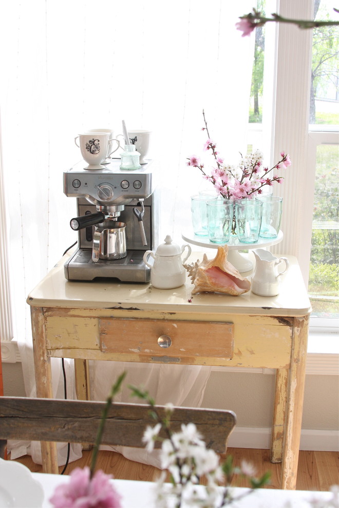 Современная кофемашина на винтажном деревянном столике