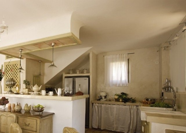 Классическое оформление белой кухни в деревенском стиле