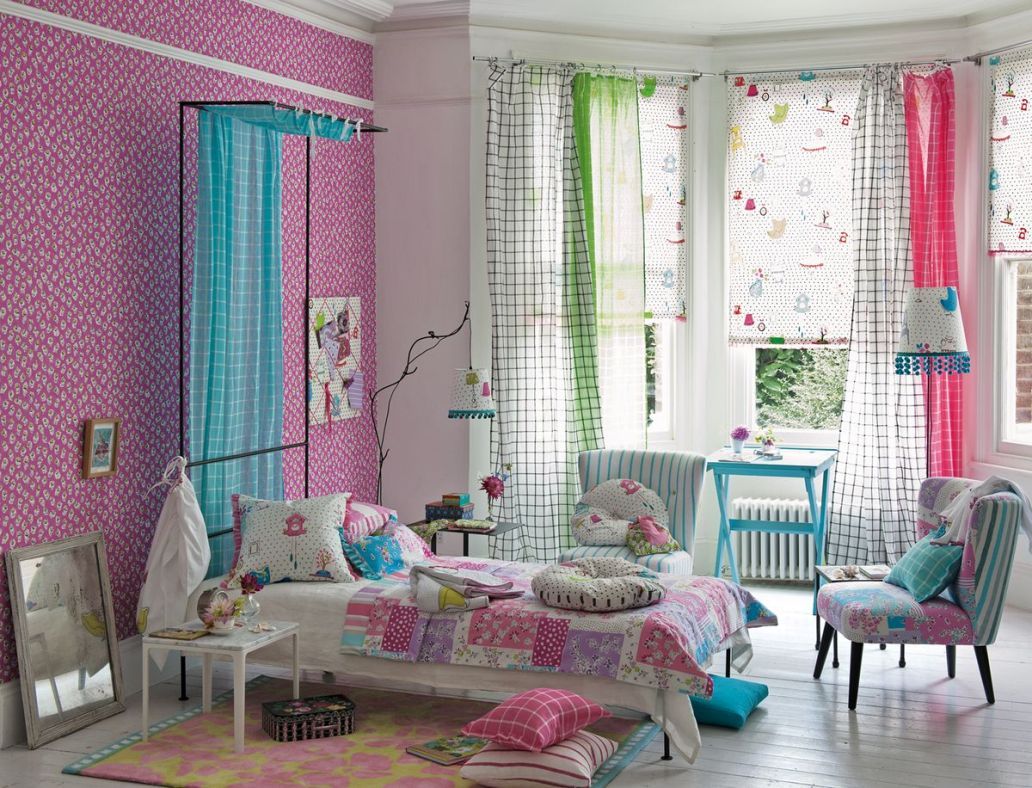 Сочетание ярких штор в детской спальне разных цветов
