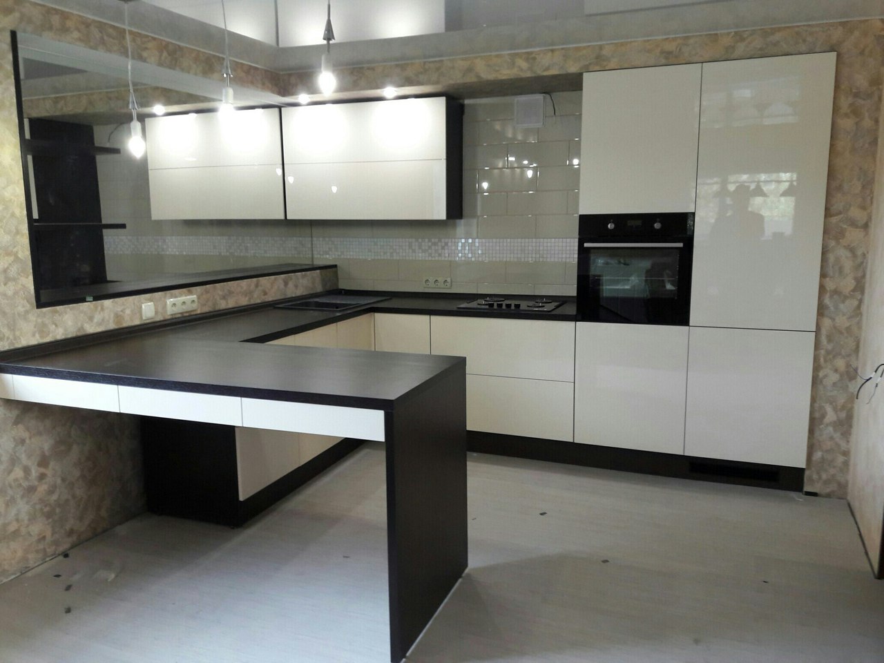 Кухня с барной стойокой, черного цвета 25 кв. метров.