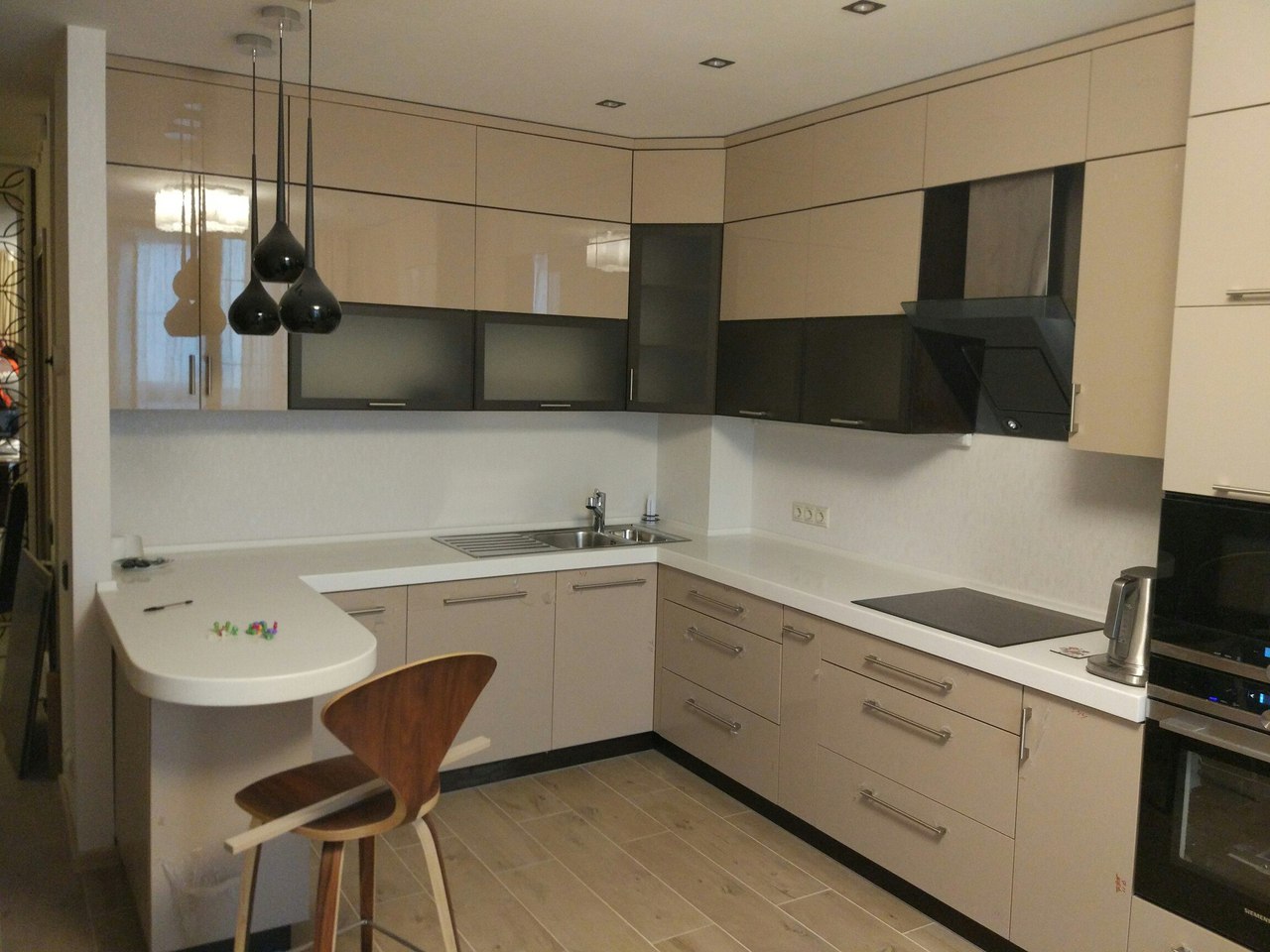 Кухня бежевого цвета с барной стойкой для квартиры-студии. 