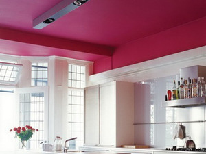 Потолок, окрашенный темно-розовой краской.