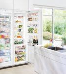 Большой холодильник, встроенный в шкаф