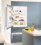 Холодильник, состоящий из трёх отделов и встроенный в шкаф