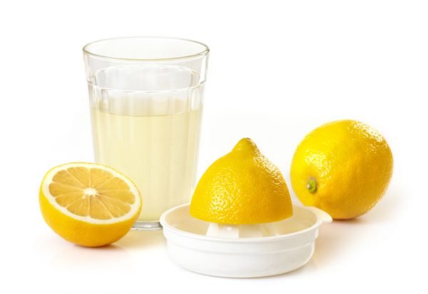 Половинки лимона и сок из него